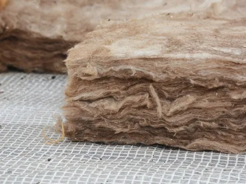 Detalle de manta de lana mineral para el aislamiento de una cubierta