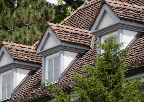 Vivienda con tejado de teja en buen estado y buhardillas