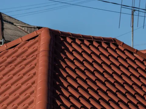 Detalle de la cumbrera de una cubierta de teja cerámica curva