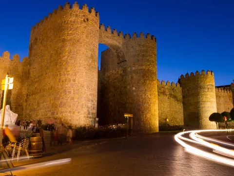 Puerta de las murallas de Ávila iluminada de noche